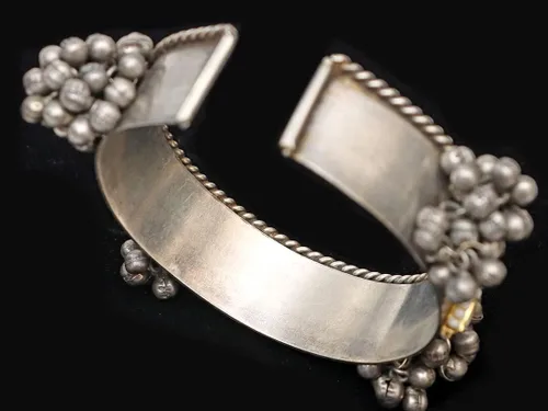 Vista 4 de Pulsera Ozanoo GhungrooKada para mujer y niña, Latón, Sin gemas.