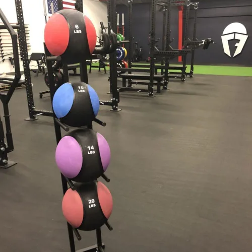 Vista 7 de Titan Fitness Árbol de almacenamiento de bolas medicinales ajustable, capacidad para 5 pelotas medicas para entrenamiento de fuerza, conductor