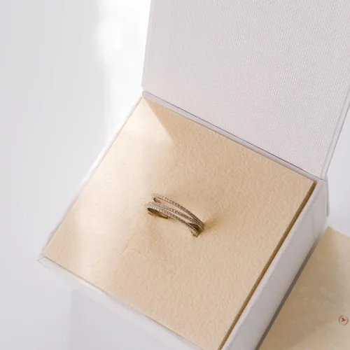 Vista 6 de espere Anillo de tres bandas delicado chapado en rodio de plata esterlina Anillo de eternidad triple de circonita cúbica para mujeres Alianza
