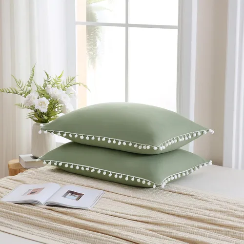Vista 5 de Juego de 2 fundas de almohada con pompones color verde aguacate, tamaño Queen estándar, 100% microfibra lavada, funda de almohada con flecos de bola