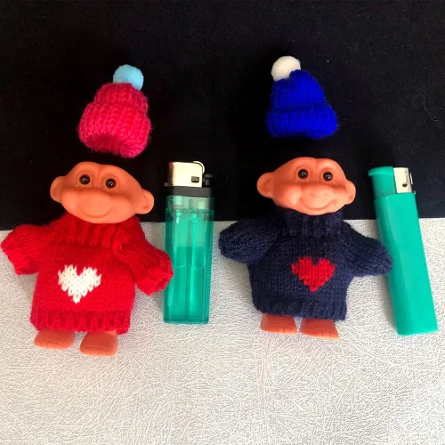 Vista 6 de Paquete de 2 fundas porta encendedor de muñecas Troll lindas de silicona, bolsa protectora divertida para mini muñecas con suéter y sombrero