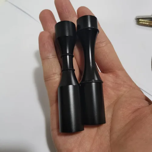 Vista 6 de Estante de vino montado en la pared 5 botellas de metal negro mate vino Pins sistema de clavijas de una sola pantalla para botellas de vino