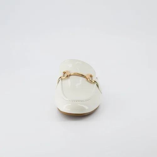 Vista 3 de CUSHIONAIRE Sandalias Yates con hebilla para mujer + espuma viscoelástica, anchos disponibles, Bone charol