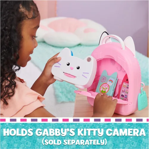 Vista 8 de Gabby's Dollhouse, Gabby Girl On-The-Go Juego de Viaje, Juguetes de Viaje de Juego de Simulación, Pasaporte de Juguete, Teléfono de Juguete y Dije