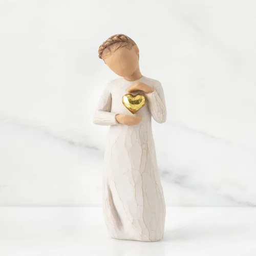 Vista 2 de Willow Tree Keepsake, Guardado para siempre en el corazón, figura sosteniendo un corazón de hoja de oro, una expresión de amor y cuidado