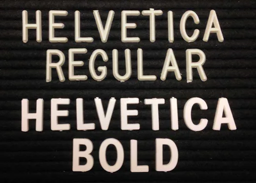 Vista 2 de Juego de letras de plástico Helvetica Bold White Tabbee de 3/4