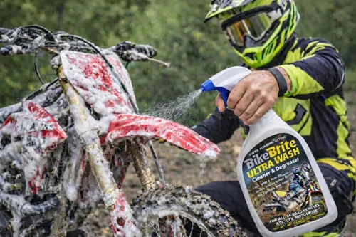 Vista 4 de Bike Brite MC4U Ultra Spray Wash - Azul (32 onzas líquidas)
