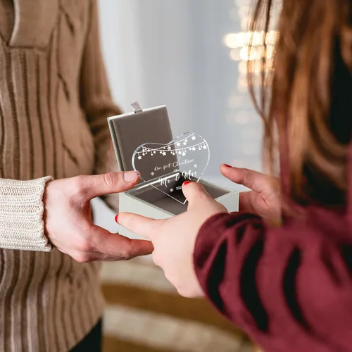 Vista 5 de Regalos de boda para parejas, adorno único para la primera Navidad casada, cristal de corazón con caja de regalo, regalos de señor y señora, regalos
