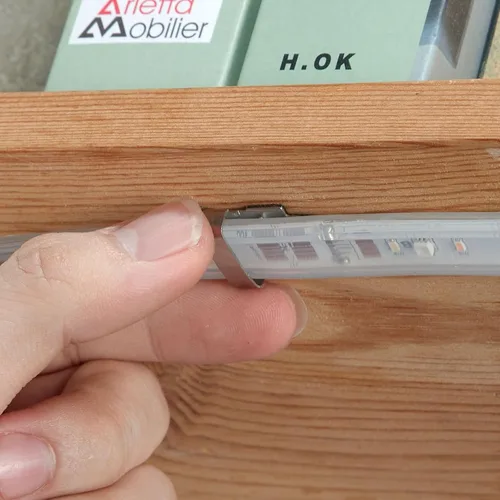 Vista 9 de Paquete de 100 clips de fijación para tira de luces LED de 0.394-0.669 in de ancho IP67/68 Clip de montaje de tira LED autoadhesiva clips