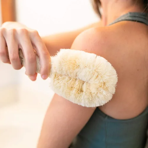 Vista 4 de GranNaturals Cepillo de sisal para piel y cuerpo para baño y ducha Fibras naturales para mejorar la circulación sanguínea, exfoliar la piel