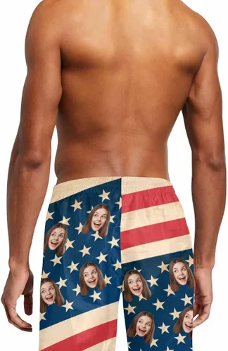 Vista 2 de Traje de baño personalizado para hombre, divertido estampado de fotos personalizado con la bandera estadounidense, pantalones cortos, regalos