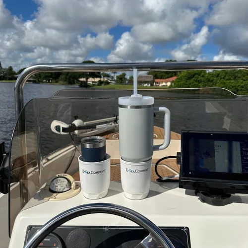Vista 2 de E-Sea Cup Original-(Blanco). Soporte para tazas montado con succión resistente. Perfecto para barcos, tablas de remo y mucho más