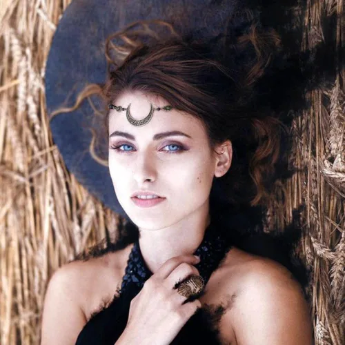Vista 3 de WOVOWOVO Cadena de cabeza de luna creciente bohemia para mujeres y niñas, de cristal, Halloween, cosplay, diadema para la frente, cadenas circulares