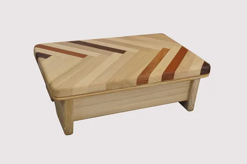 Vista 2 de Taburete de pie de madera de álamo con diseño de cheurón de 4 pulgadas de alto (fabricado en los Estados Unidos)