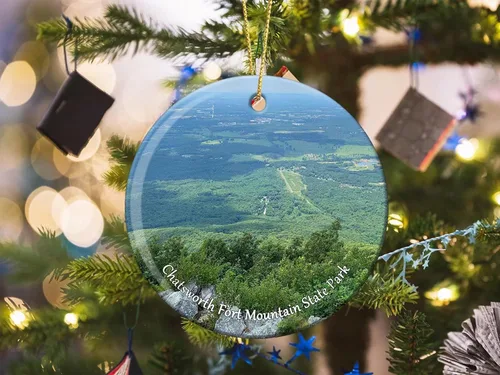 Vista 2 de Chatsworth Fort Mountain State Park Georgia USA America Adornos de Navidad para árbol colgante de cerámica de doble cara, decoración de Navidad