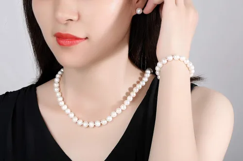 Vista 2 de JORA Conjunto de collar de perlas cultivadas de agua dulce con pulsera y aretes de tuerca en longitud de princesa de 18 pulgadas para regalo