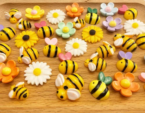 Vista 3 de JKanruh Juego de 100 piezas de pequeñas flores de abejas, diminutos adornos de flores de abejorro de resina para adornos, manualidades temáticas