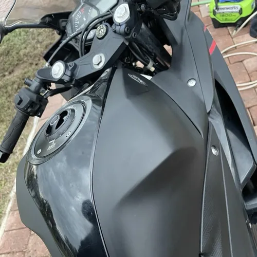 Vista 7 de Tapas de depósito de combustible de motocicleta para Yamaha R15 R25 R3 R6 R6S R1 MT01 MT07 MT09 MT10 FZ8 FZ6 XJ6 V-max XJR13000 FJR1300 XT660 (negro)