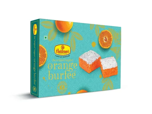 Vista 4 de Haldiram's Nagpur Naranja Burfee 17.64 oz, Moong Dal (7.05 oz),Lite Chiwda (200 gm) con Diya grande