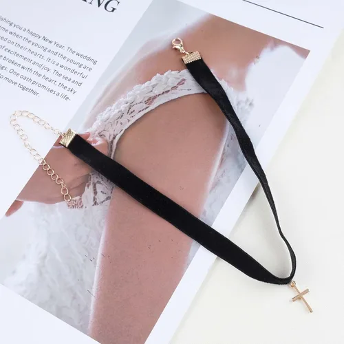 Vista 2 de Iaceble Gargantilla gótica de terciopelo con colgante de cruz, collar corto de gamuza, gargantilla ancha negra, joyería para mujeres y niñas