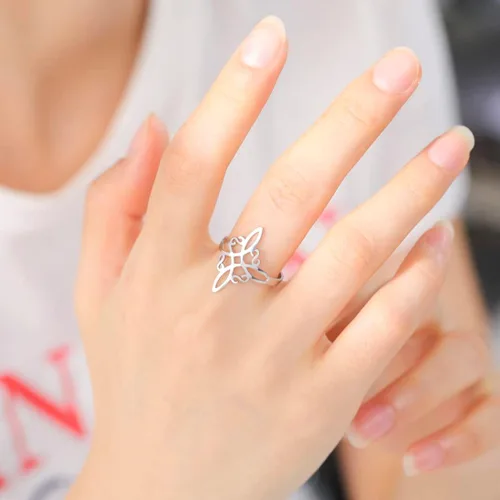 Vista 2 de UNIFT Anillo de nudo de bruja para mujer, de acero inoxidable, estilo geométrico, elegante, elegante, irlandés, nudo celta, ajustable, anillo