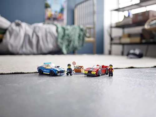 Vista 4 de LEGO City Police Highway Arrest 60242 Juguete policial, divertido juego de construcción para niños (185 piezas)