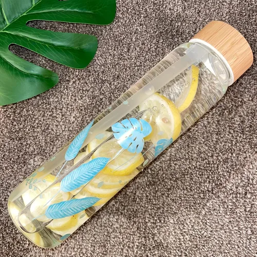 Vista 3 de Botella de agua de vidrio de 32 onzas con popote, botella de vidrio de borosilicato de boca ancha con tapa de bambú y funda de neopreno Plátano