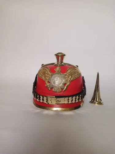 Vista 4 de AnNafi Casco rojo alemán Pickelhaube Casco imperial prusiano Pickelhauben Disfraz de oficial militar de latón con púas para hombre Segunda Guerra