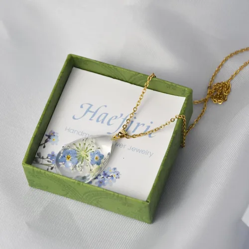 Vista 95 de Collar de flores silvestres prensadas con encaje de Forget-Me-Not y Queen Anne Collar de flores prensadas de oro Collares hechos a mano