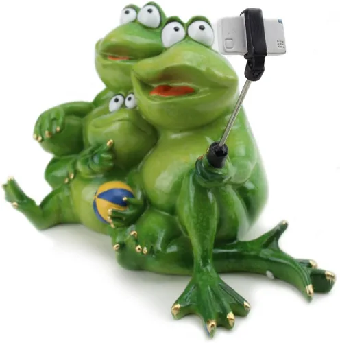 Vista 5 de We pay your sales tax Figuras divertidas de familia de ranas ~ Familia de ranas para papá, mamá y niño tomando selfies estatua de mesa