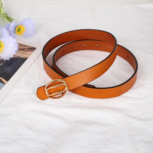 Vista 309 de Cinturón de cuero clásico con hebilla de metal para mujer con vestido de jeans