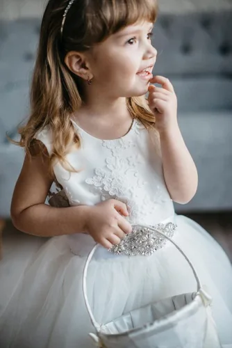 Vista 5 de Juego de almohada y cesta de anillo de marfil Colección de encaje niña de flores y cesta de bienvenida para invitados, cestas de boda hechas a