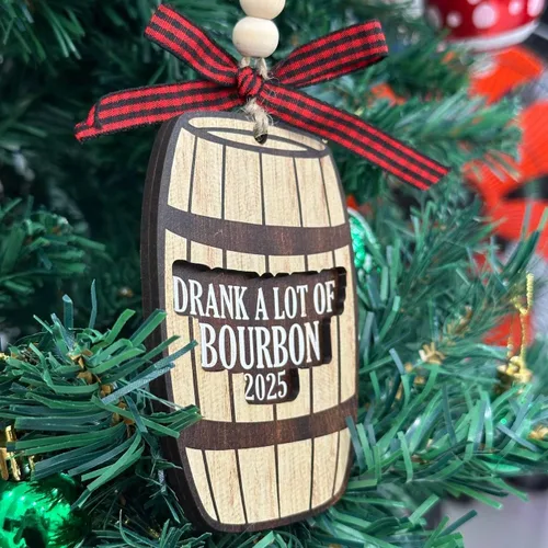 Vista 7 de Adorno de bourbon – Regalos de bourbon para hombres, mujeres, amantes del vino – Adornos de vino para árbol de Navidad – Adorno de Navidad de madera