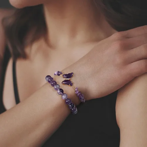 Vista 2 de GolbalJew Pulsera de Amatista para Mujeres Ansiedad Pulseras de Cuentas de Amatista Dijes de Mariposa Piedra Curativa Pulsera en Capas Regalos