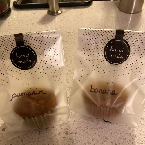 Vista 5 de (200 unidades) 100 bolsas de plástico translúcidas/bolsas de panadería con 100 calcomanías hechas a mano para galletas, pasteles, chocolate, dulces
