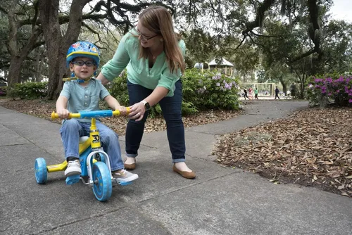Vista 4 de Dynacraft Triciciclo Baby Shark para niños, diseño divertido y colorido, resistente y seguro, perfecto para niños pequeños que aprenden a montar