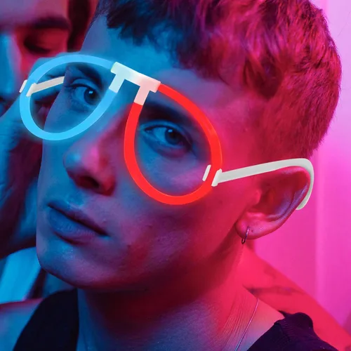 Vista 8 de Glow Fever Gafas que brillan en la oscuridad para fiesta, 50 lentes flexibles con conectores, paquete de gafas brillantes para concierto, Halloween