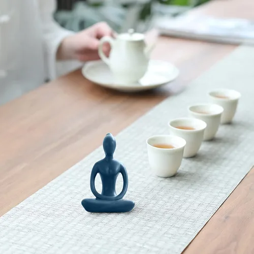 Vista 4 de Estatua de postura de yoga, figura de decoración zen, escultura de cerámica azul para decoración de escritorio del hogar, 2.1 x 3.3 pulgadas, 1