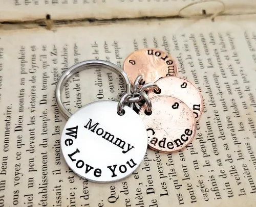 Vista 6 de Tucker's Trinkets And Treasures Personalized Bar, We Love You Key Chains, Gift for Mom, Gift for Dad, Family Names