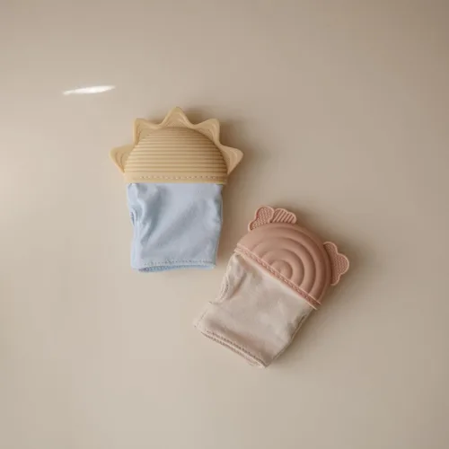 Vista 8 de mushie Manopla de dentición de silicona para bebés de más de 3 meses (arcoíris) Silicona texturizada y tela sensorial con correa ajustable