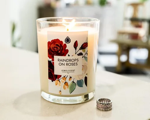 Vista 2 de Raindrops on Roses - Vela para el hogar de 18 onzas con joyería sorpresa
