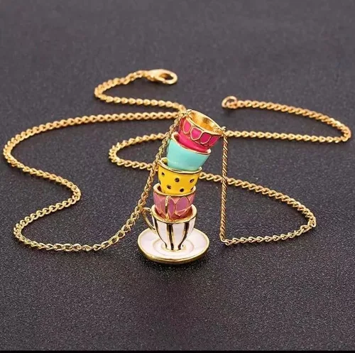 Vista 4 de Bonito collar apilado para mujeres, niñas, adolescentes y más. Gran collar estilo Alicia y el país de las maravillas para mujeres. Taza de café