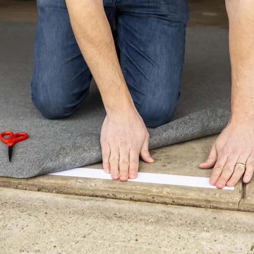 Vista 5 de Cinta de fibra de vidrio para alfombras interiores y exteriores marca Duck 392907, Rojo, blanco