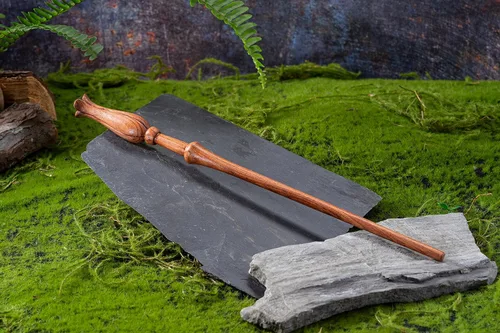 Vista 5 de Handicraftviet Varita de madera tallada a mano, varita mágica para coleccionar y cosplay, 15 pulgadas para niños y adultos en Halloween, Navidad