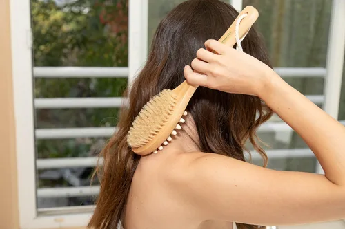 Vista 7 de GranNaturals Cepillo corporal de cepillado en seco para drenaje linfático + limpiador de celulitis, exfoliante de piel de cerdas naturales