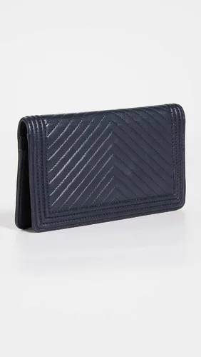 Vista 3 de CHANEL Cartera larga con solapa de cheurón y piel de cordero azul marino para mujer