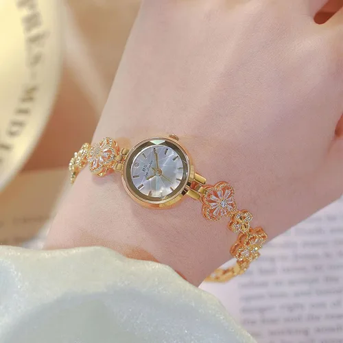 Vista 2 de Exquisito reloj de pulsera de trébol de cuatro hojas doradas huecas para mujer, relojes de vestir vintage, reloj de pulsera de cuarzo ligero