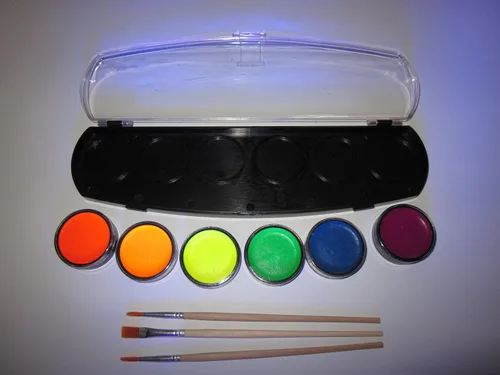 Vista 3 de Pintura neón para rostro y cuerpo (estilo de maquillaje), juego de pintura ultravioleta fluorescente con luz negra, 6 colores muy brillantes con 3