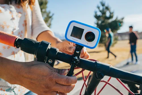 Vista 4 de Polaroid Cámara de acción WiFi de doble pantalla 4K 18mp, cámara Polaroid deportiva impermeable con batería recargable integrada y accesorios