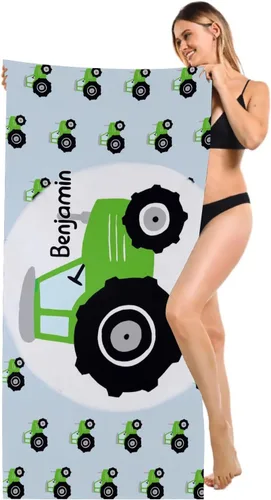 Vista 2 de Toalla de playa personalizada con patrón de tractores verdes con alfombrilla de nombre de 30 x 60 pulgadas, manta grande de piscina para mujeres